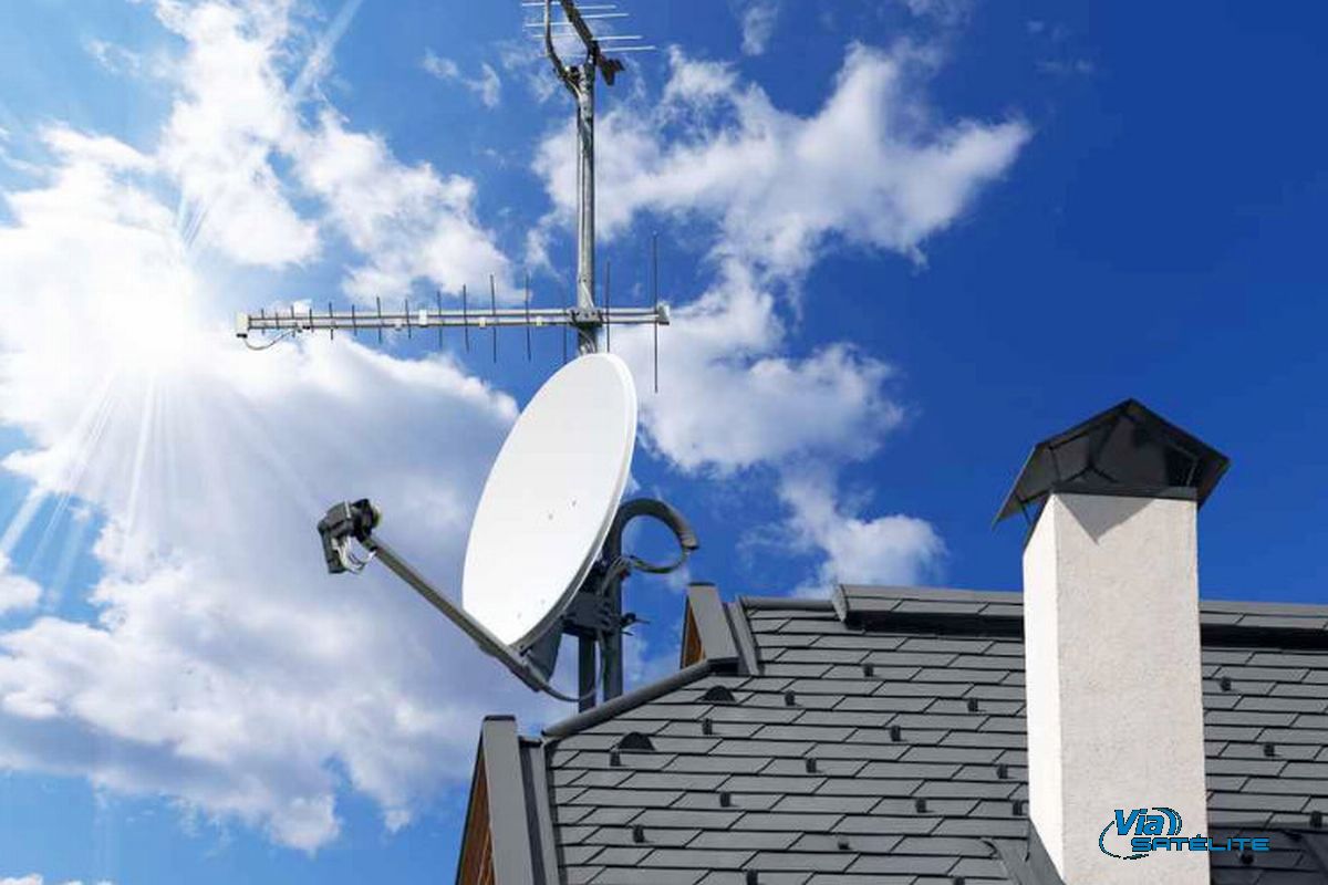 Antenas de tv instaladas no telhado da casa ilustram nosso artigo sobre: Como evitar obstruções físicas para a antena da sua TV.