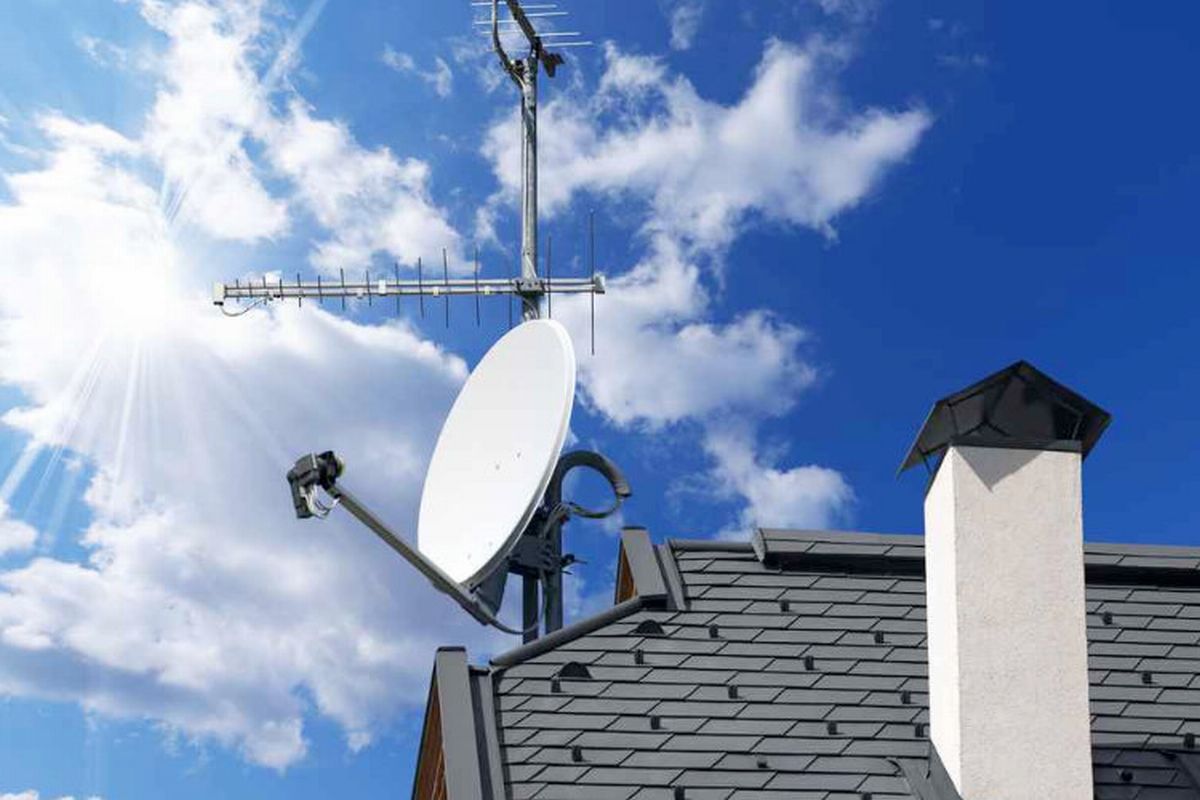 Antenas instaladas no telhado de uma casa ilustrando nosso artigo sobre: Antenas externas vs. internas: qual a melhor Escolha para Você?