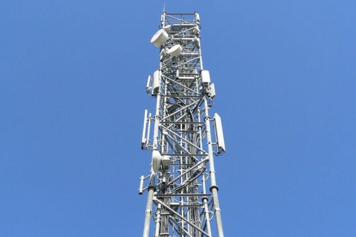 Torre de transmissão de sinal de TV ilustra nosso artigo sobre: A Influência da distância da torre de transmissão no sinal da TV.