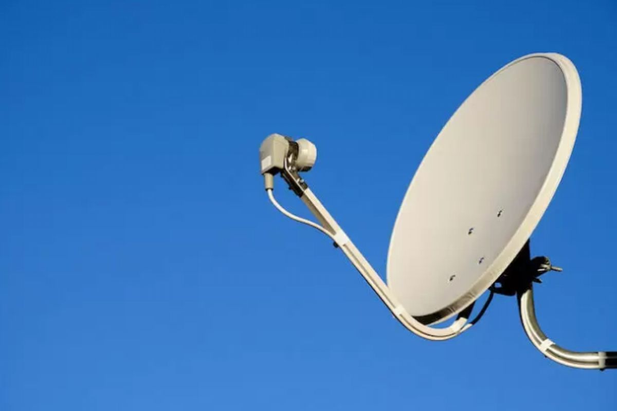 Uma antena de tv digital apontando para o céu limpo sem interferências ilustra nosso artigo sobre Como evitar obstruções para melhorar a recepção da antena de TV digital.