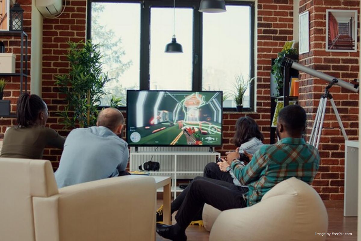 Amigos reunidos assistindo Smart TV ilustra nosso artigo sobre: Funções e recursos de um bom controle remoto.