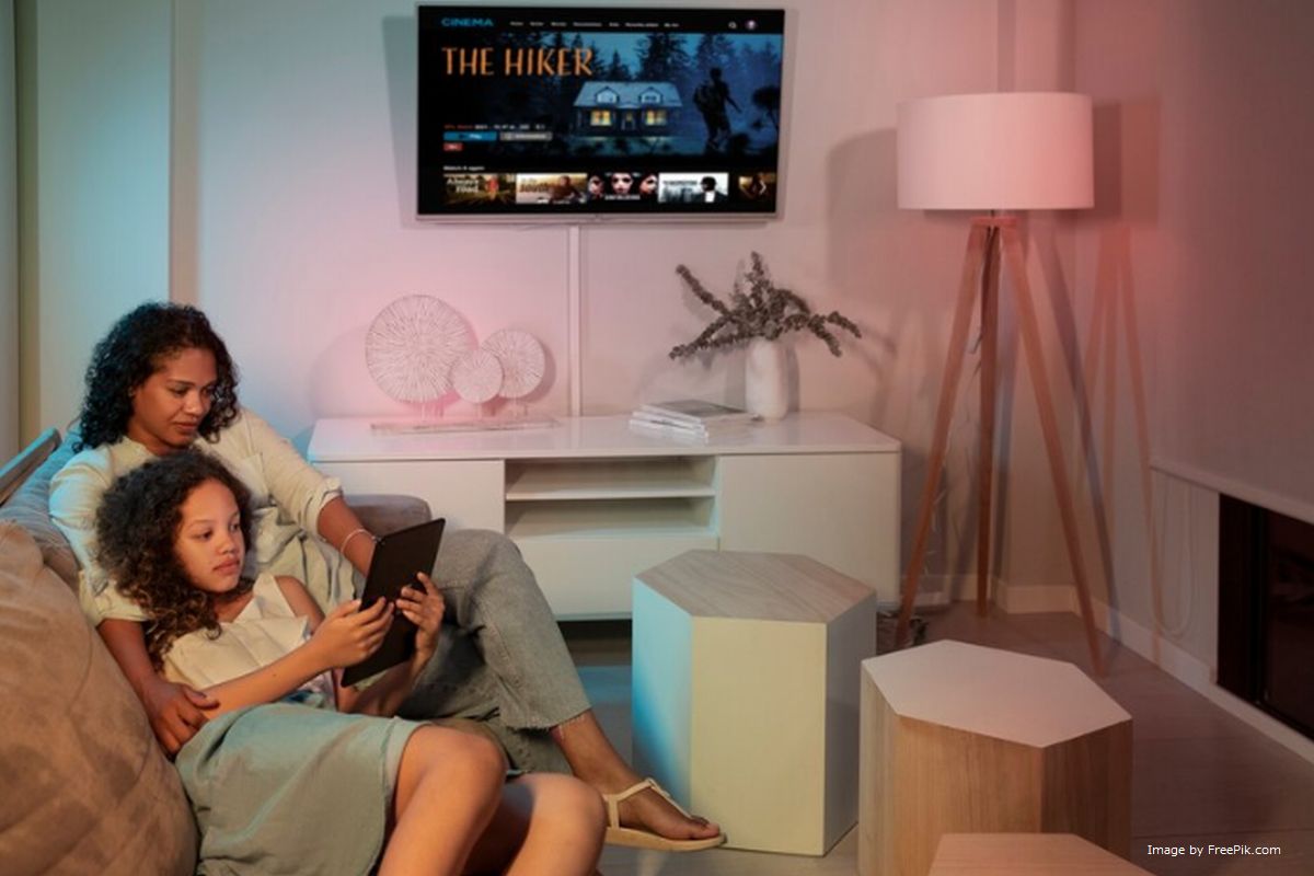 Mãe e filha assitindo uma TV box ilustra nosso artigo sobre: Quanto custa uma TV Box